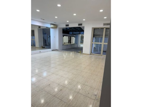 Tirane, jepet me qera ambjent biznesi Kati -1, 60 m² 750 € (Liceu Artsistik)