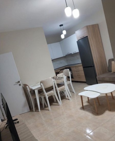 Tirane, jepet me qera apartament 1+1 Kati 4, 60 m² 500 € (KOMUNA E PARISIT)