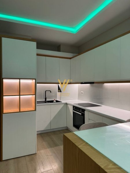 Tirane, jepet me qera apartament 2+1+Ballkon Kati 3, 99 m² 700 € (CASA ITALIA)