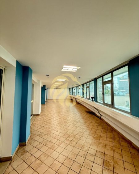 Tirane, jap me qera zyre Kati 2, 310 m² 3.000 € (9 katshet)