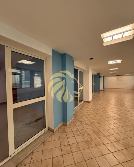 Tirane, jap me qera zyre Kati 2, 310 m² 3.000 € (9 katshet)