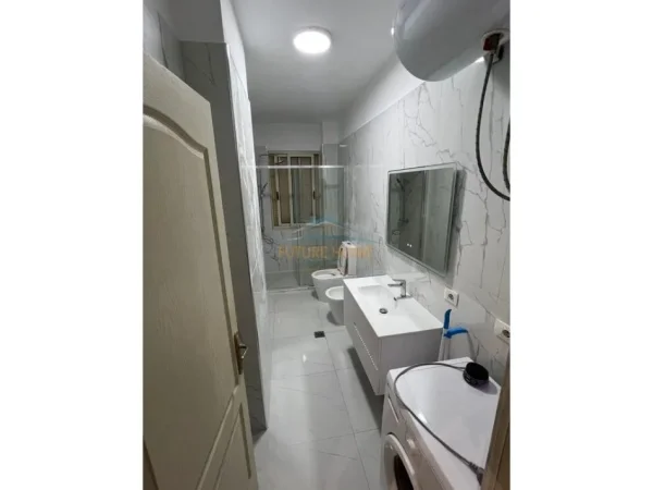 Tirane, jepet me qera apartament 2+1+Ballkon Kati 1, 91 m² 465 € (unaza e re)