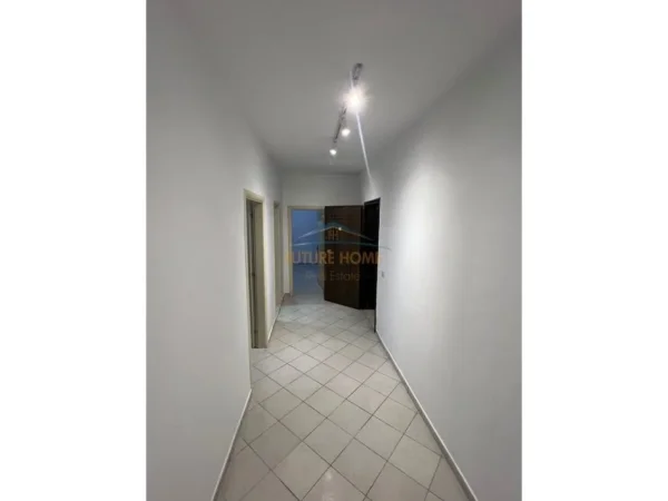Tirane, jepet me qera apartament 2+1+Ballkon Kati 1, 91 m² 465 € (unaza e re)