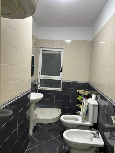 Tirane, jepet me qera apartament 1+1 Kati 5, 63 m² 480 € (Spitali Amerikan 2 prane Qsut)