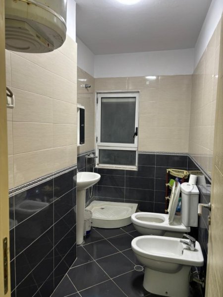 Tirane, jepet me qera apartament 1+1 Kati 5, 63 m² 480 € (Spitali Amerikan 2 prane Qsut)