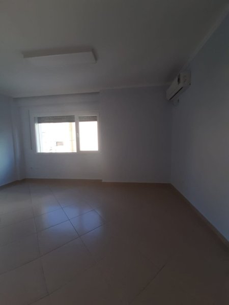 Tirane, jepet me qera zyre , 98 m² 700 € (Afer Toptanit)