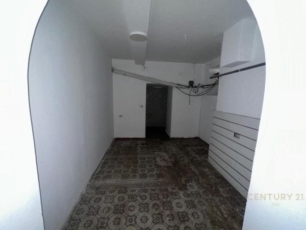 Tirane, jepet me qera ambjent biznesi Kati -1, 63 m² 700 € (Rruga e Durresit)