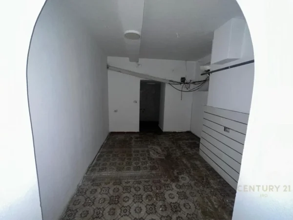Tirane, jepet me qera ambjent biznesi Kati -1, 63 m² 700 € (Rruga e Durresit)