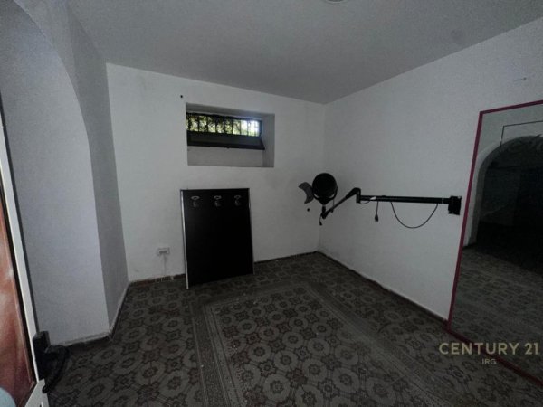 Tirane, jepet me qera ambjent biznesi Kati -1, 63 m² 700 € (Rruga e Durresit)