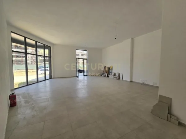 Tirane, jepet me qera ambjent biznesi Kati 0, 84 m² 900 € (Bulevardi i ri)