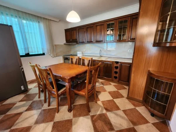 Tirane, jepet me qera apartament 2+1 Kati 1, 239 m² 600 € (Misto Mame)