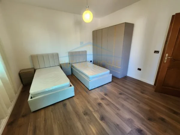 Tirane, jepet me qera apartament 2+1 Kati 1, 239 m² 600 € (Misto Mame)