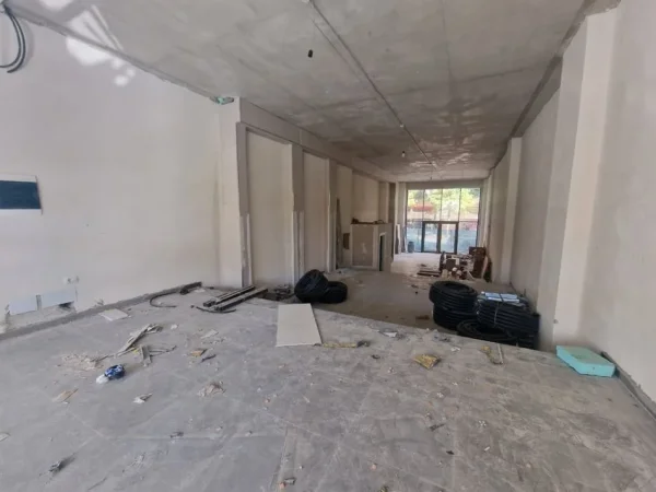 Tirane, jepet me qera ambjent biznesi Kati 0, 125 m² 3.750 € (Rruga e Barrikadave)