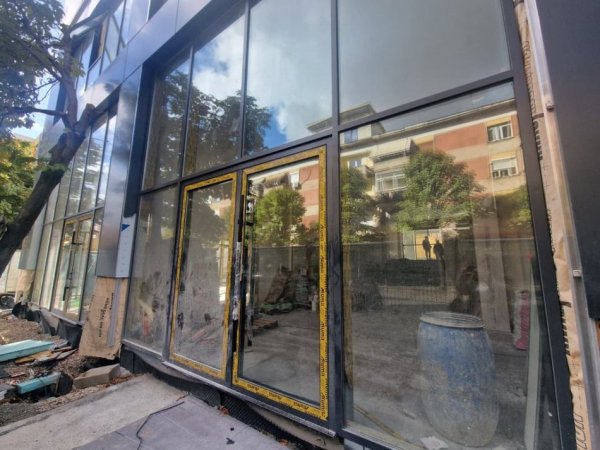 Tirane, jepet me qera ambjent biznesi Kati 0, 125 m² 3.750 € (Rruga e Barrikadave)