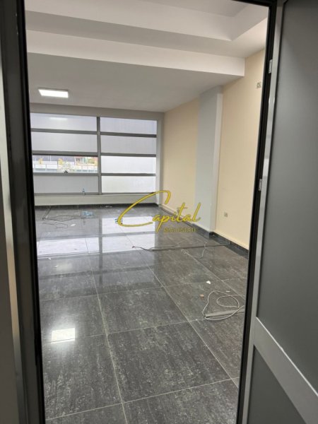 Tirane, jepet me qera ambjent biznesi Kati 1, 75 m² 600 € (ASTIR)