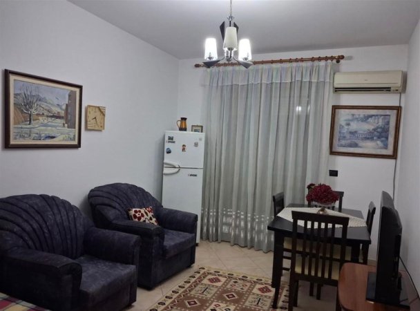 Tirane, jepet me qera apartament 1+1 Kati 4, 70 m² 700 € (qender)
