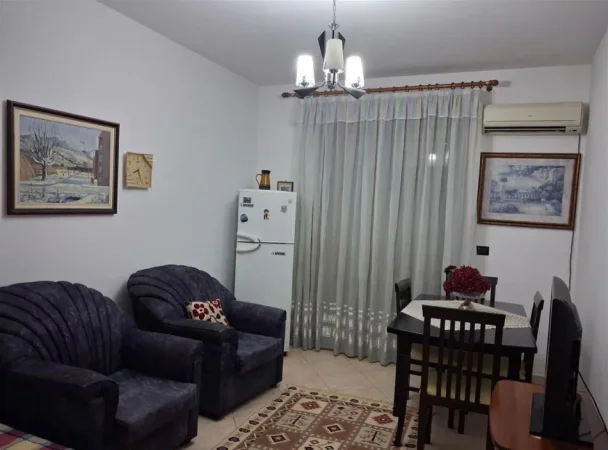 Tirane, jepet me qera apartament 1+1 Kati 4, 70 m² 700 € (qender)