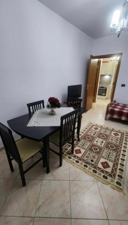 Tirane, jepet me qera apartament 1+1 Kati 4, 70 m² 700 € (qender)