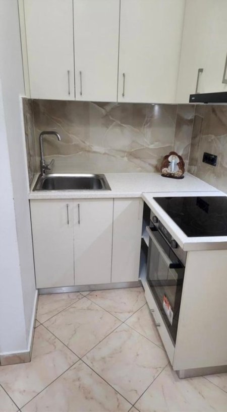 Tirane, jepet me qera apartament 1+1 Kati 4, 70 m² 700 € (qender)