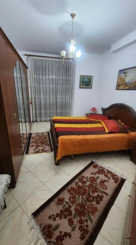 Tirane, jepet me qera apartament 1+1 Kati 4, 70 m² 700 € (qender)