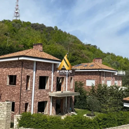 Tirane, Shitet Vilë Luksoze me Pishinë në Prezë – Në Kompleks Vilash Ekskluziv 487.500 EURO