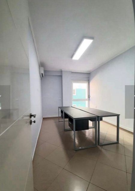 Tirane, jepet me qera zyre Kati 1, 98 m² 800 € (qender)