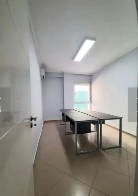 Tirane, jepet me qera zyre Kati 1, 98 m² 800 € (qender)