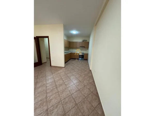 Tirane, jepet me qera apartament 2+1 Kati 4, 118 m² 700 € (Komuna e Parisit)