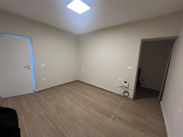 Tirane, jepet me qera zyre Kati 1, 50 m² 600 € (Sheshi Wilson)