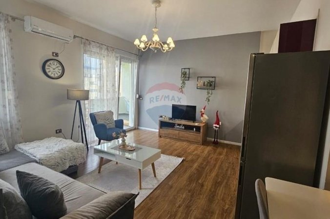 Tirane, jepet me qera apartament 1+1 Kati 8, 70 m² 700 € (pazari i ri)