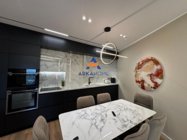 Tirane, shitet 2+1+Ballkon Kati 5, 290.000 € 