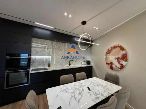 Tirane, shitet 2+1+Ballkon Kati 5, 290.000 € 