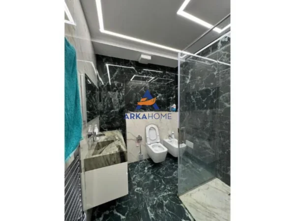 Tirane, shitet 2+1+Ballkon Kati 5, 290.000 € 