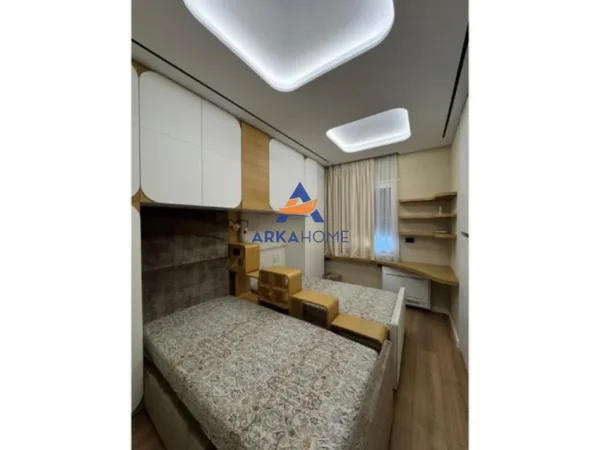 Tirane, shitet 2+1+Ballkon Kati 5, 290.000 € 