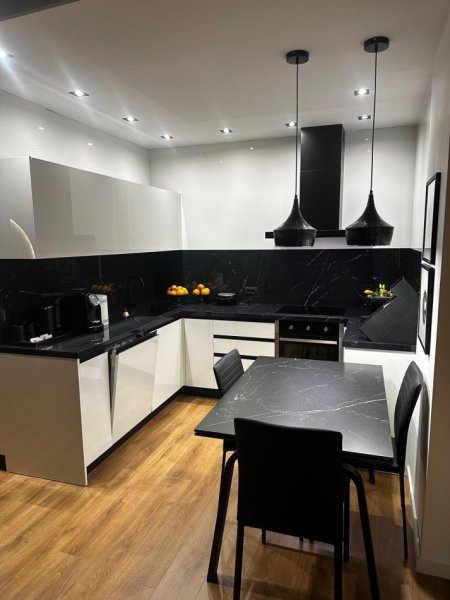 Tirane, jepet me qera apartament 2+1 Kati 3, 100 m² 2.000 € (BLLOKU)