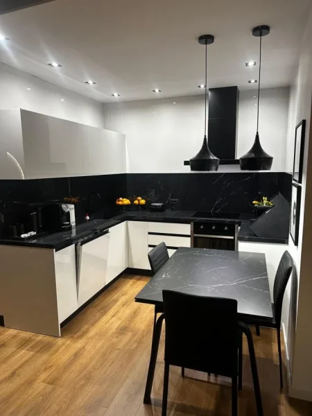 Tirane, jepet me qera apartament 2+1 Kati 3, 100 m² 2.000 € (BLLOKU)