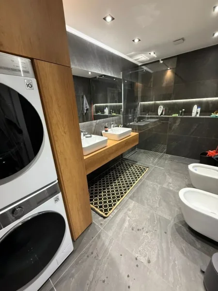 Tirane, jepet me qera apartament 2+1 Kati 3, 100 m² 2.000 € (BLLOKU)