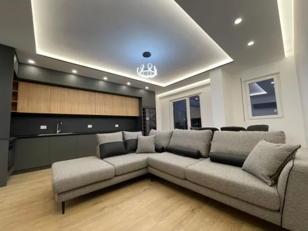 SHITJE/QERA, 500 m² ne 4 apartaemnte 5 poste parkimi rezidenca klensi astir