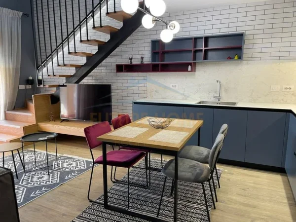 jepet me qera apartament duplex 2+1 Kati 3, 90 m² 900 € (Rezidenca "Porta e Gjelbër", Pallati i Brigadave)