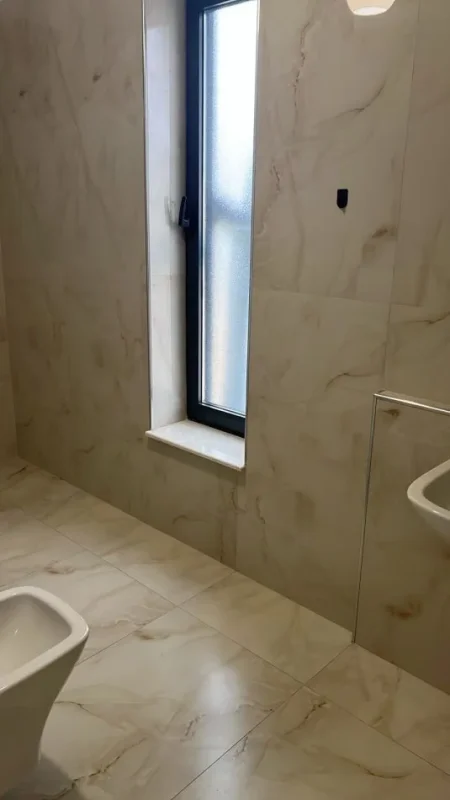 Tirane, jepet me qera zyre Kati 5, 101 m² 550 € (Rruga Karl Gega)