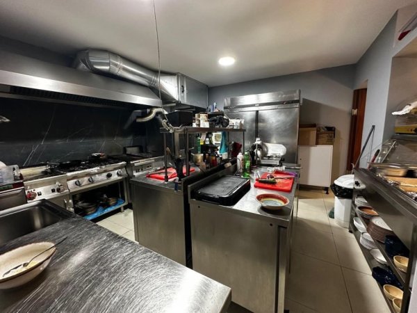 Tirane, jepet me qera bar-resorant Kati 0, 120 m² 1.500 € (KOMUNA E PARISIT)