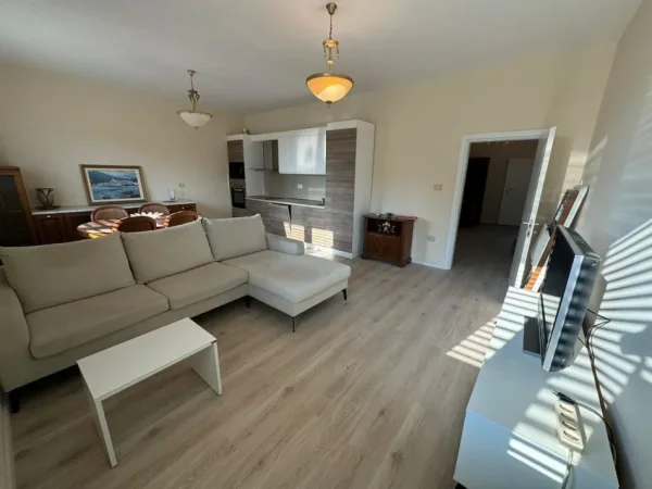 Tirane, jepet me qera apartament 1+1+Aneks+Ballkon Kati 4, 90 m² 700 € (Pallatet Muskat Tirane)