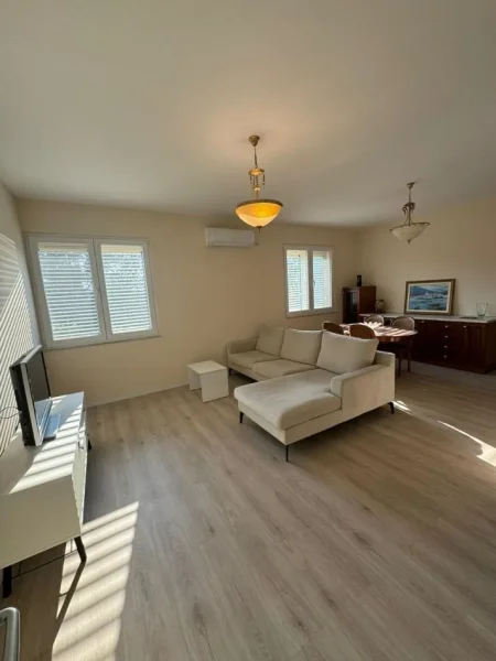 Tirane, jepet me qera apartament 1+1+Aneks+Ballkon Kati 4, 90 m² 700 € (Pallatet Muskat Tirane)