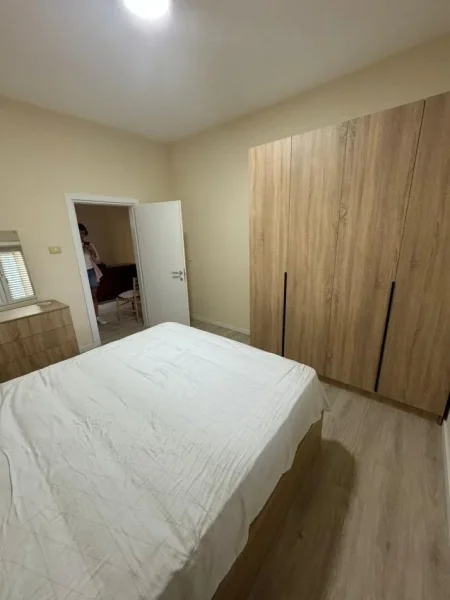 Tirane, jepet me qera apartament 1+1+Aneks+Ballkon Kati 4, 90 m² 700 € (Pallatet Muskat Tirane)