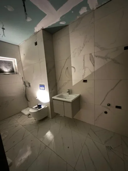 Tirane, shitet apartament 1+1+Ballkon Kati 1, 77 m² 190.000 € (Komuna e Parisit)