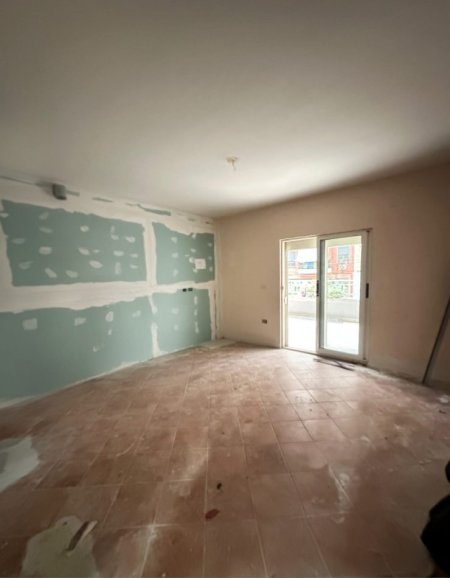 Tirane, shitet apartament 1+1+Ballkon Kati 1, 77 m² 190.000 € (Komuna e Parisit)