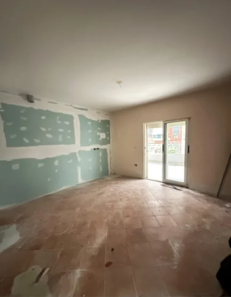 Tirane, shitet apartament 1+1+Ballkon Kati 1, 77 m² 190.000 € (Komuna e Parisit)