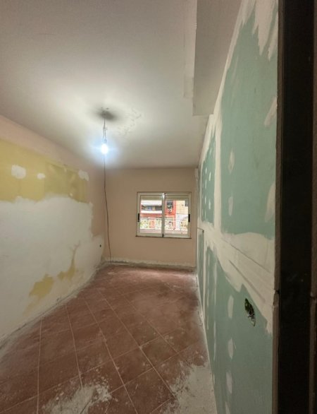 Tirane, shitet apartament 1+1+Ballkon Kati 1, 77 m² 190.000 € (Komuna e Parisit)