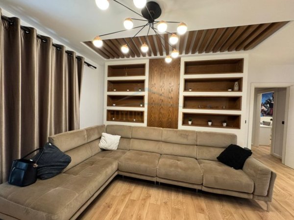 Tirane, jepet me qera apartament+verande | Penthouse 3+1 Kati 5, 107 m² 1.500 € (Fresku.)