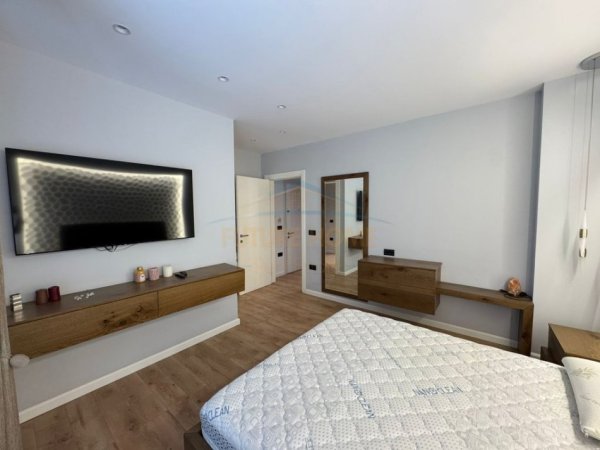 Tirane, jepet me qera apartament+verande | Penthouse 3+1 Kati 5, 107 m² 1.500 € (Fresku.)